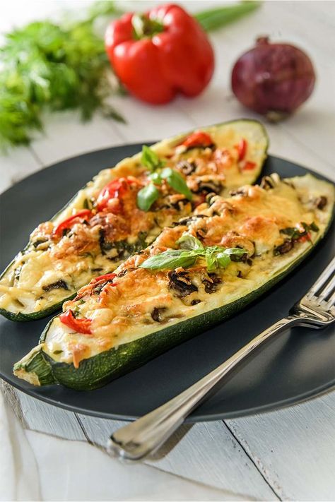 Lancez-vous dans la confection de courgettes façon pizza. 
Ingrédients :
- 2 courgettes
- 200 g de sauce tomate
- 10 à 15 olives noires
- 50 g de fromage râpé
- Herbes de Provence
- Huile d’olive
- Sel
Voir la recette healthy courgette façon pizza 👉 Sauce Tomate, Parmesan, Zucchini, Pizza, Nutrition, Chips, Pizzas, Courgettes