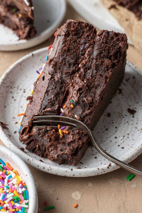 This Brownie Birthday Cake is the perfect way to celebrate- decadent layers of brownie (instead of cake) with chocolate fudge frosting and sprinkles! It's perfect for any brownie lover! Chocolate Cookie Brownies, Brownie Cookie Cake Recipe, Brownie Recipes With Icing, Brownie Cake Birthday Decoration, Birthday Pie Ideas, Birthday Desert Ideas, Brownie Birthday Cake Ideas, Brownies Birthday Cake, Brownie Cake Birthday