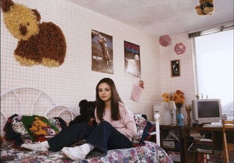 abril on Twitter: "mila kunis in her bedroom (1999)… " Jackie Burkhart Room, Mila Kunis Young, Jackie Burkhart Outfits, Jackie That 70s Show, Jackie And Hyde, Jackie Burkhart, 70 Show, Heather Graham, Eliza Dushku