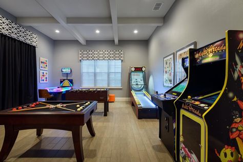 Small Movie Room, Tiny Basement, Basement Game Room Ideas, Teen Game Rooms, Luxury Game Room, Game Room Ideas, Garage Game Rooms, Small Game Rooms, Basement Games