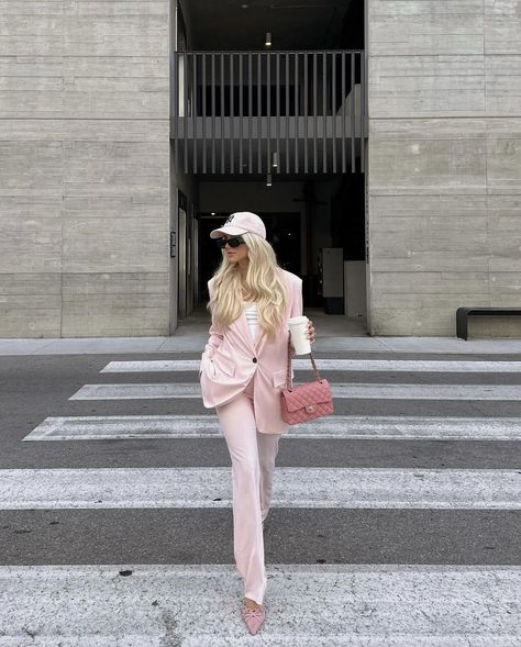 Women in suits are powerful💖 One of my favorite bold looks has to be this right here... a powerful all PINK suit with matching pink accessories. Something about wearing an outfit like this just makes you feel so in control and strong. If you havn't tried an all pink suit yet, this is your sign to try it now! Office Girl Aesthetic, Rich Business Woman Aesthetic, Rich Business Woman, Business Women Aesthetic, Dior Bag Outfit, Business Woman Aesthetic, All Pink Outfit, Office Girl, Aesthetic Content