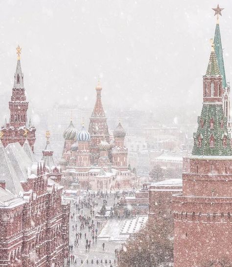 Snow in Moscow Russian Christmas Aesthetic, Grisha Orders, Moscow Winter, Russia Winter, Winter Cottagecore, St Basils Cathedral, St Basil's, Russian Winter, Russian Architecture