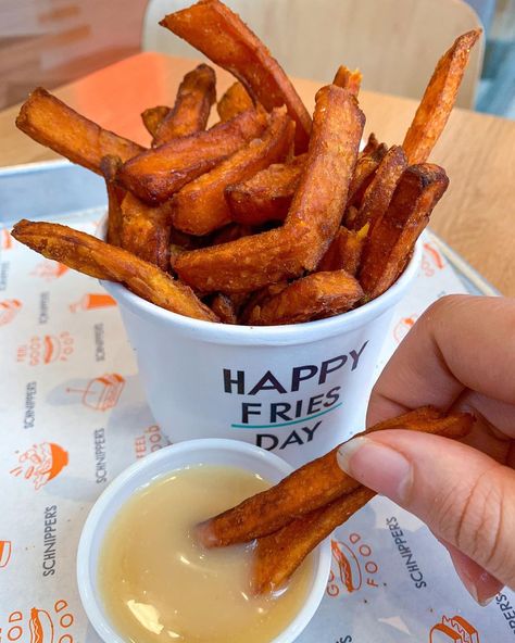 Melissa on Instagram: “I might think sweet potato fries are the best fries, but what can I say? I YAM WHAT I YAM 🍠 #fries #frenchfries #sweetpotato…” Sweet Potato Fries Aesthetic, Sweet Potatoes Fries, Best Fries, Yam Fries, Sweet Potato Slices, Drink Aesthetic, Miniature Ideas, Potato Fries, What Can I Say