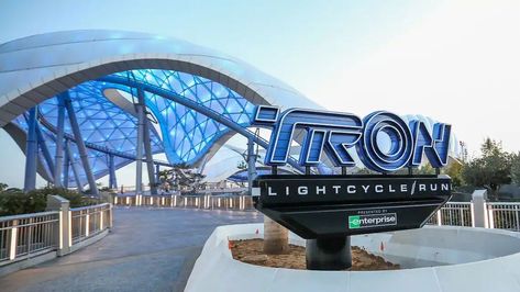 You've Never Seen TRON Lightcycle / Run in Disney World Like THIS Before! - AllEars.Net Tron Ride Disney, Tron Lightcycle Run, Tron Light Cycle, Film Frozen, Moana Disney, Walt Disney Imagineering, Disney World Rides, Light Cycle, Disney Imagineering