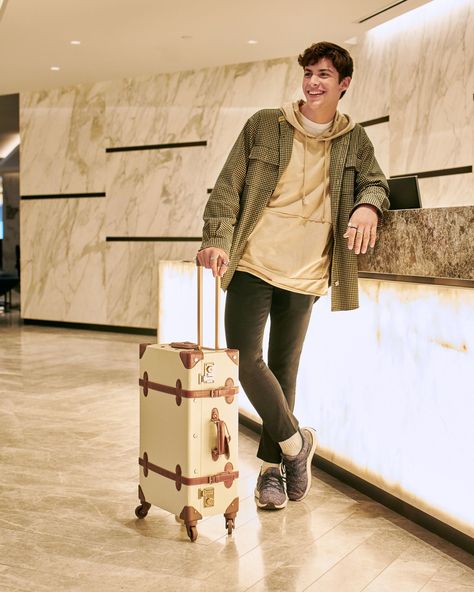 What to Wear to the Airport Right Now Airport Poses For Men, Travel Outfit Men Airport, Airport Outfit For Men, Airport Look Men, Mens Travel Outfits, Men Travel Outfit, Airport Fashion Men, Mens Airport Style, Airport Poses