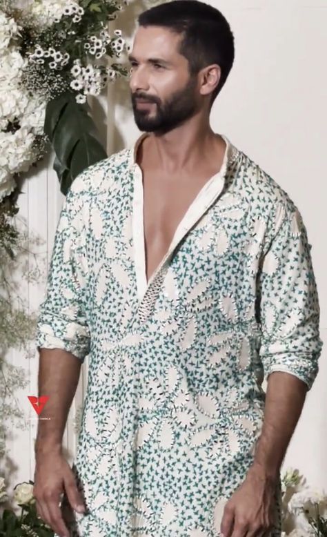 Shahid Kapoor Kurta, Udta Punjab Shahid Kapoor, Ranbeer Kapoor Kurta, Shahid Kapoor Traditional Wear, Mira Kapoor Shahid Kapoor, Shahid Kapoor, Actors, Quick Saves