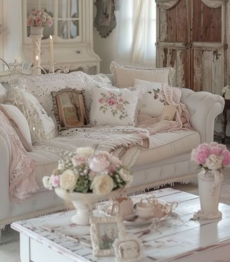 Cottage Core Living Room, Layered Textiles, Vintage Rooms, Living Room Lighting Ideas, Room Lighting Ideas, Muebles Shabby Chic, Cottagecore Living, Shabby Chic Bedroom Furniture, Bedroom Furniture Makeover