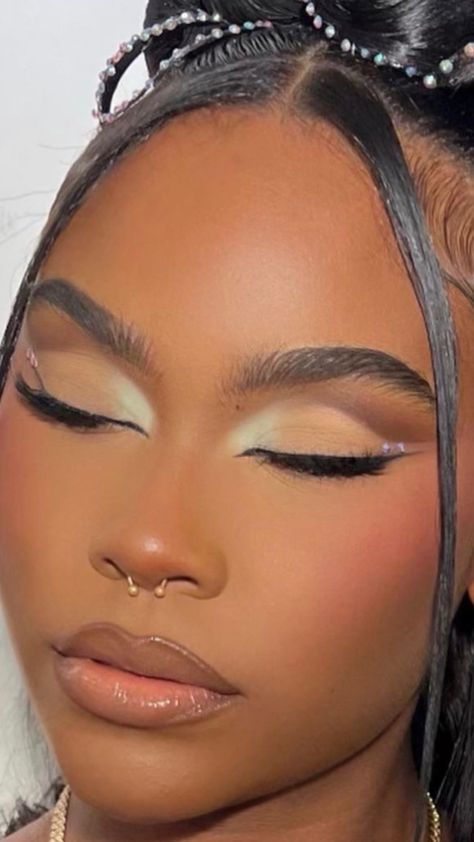 Makeup Look For Green Outfit, Tiana Makeup Princess, Emerald Makeup Looks Black Women, Princess Tiana Inspired Makeup, Tea Party Makeup Ideas, Tiana Inspired Makeup, Princess Tiana Makeup Look, Tiana Makeup Look, Sage Makeup Look