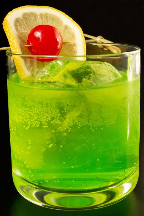 Make the classic bright green Midori cocktail from the 90's with this easy recipe. A light & fruity drink. Midori Drinks, Midori Cocktails, Lime Cocktails, Midori Sour, Fruity Drinks, Alcoholic Beverages, 40th Anniversary, Bright Green, Easy Recipe