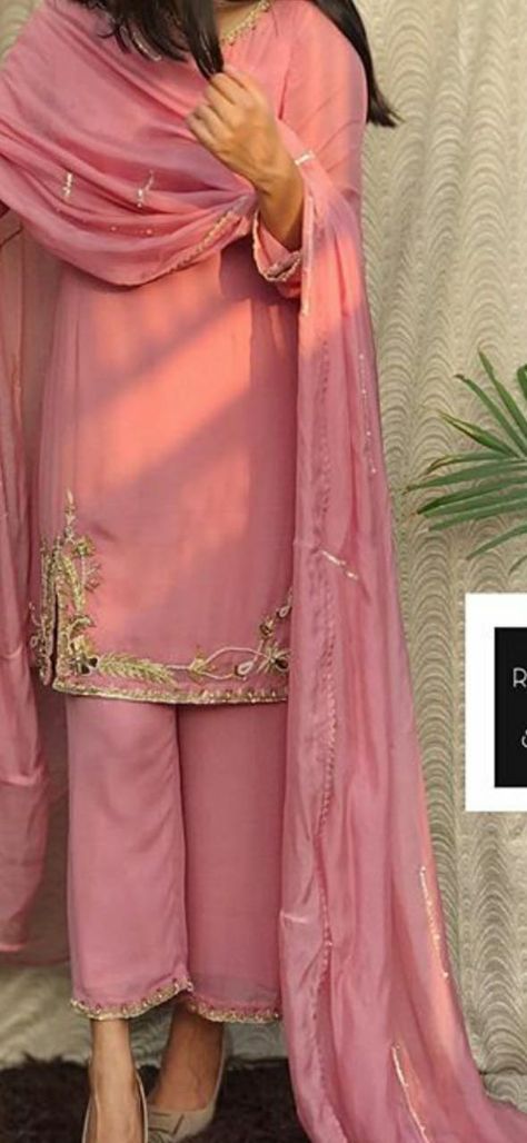 Punjabi Suit Stitching Style, Punjabi Wedding Suit Bridesmaid, Girlish Punjabi Suits Designs, Pink Punjabi Suit Party Wear, Girlish Suits Designs, Peach Colour Suit, Simple Punjabi Suits, Pink Pakistani Suit, Pink Punjabi Suit