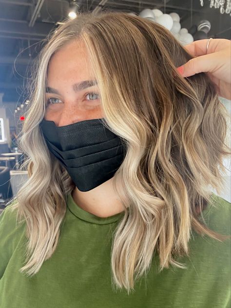 Medium Hair With Blonde Balayage, Balage Hair Blonde Short, Blonde Balayage Collar Bone Length, Darker Blonde Balayage Short Hair, Minimal Blonde Balayage, Medium Length Dark Blonde Balayage, Mid Length Hair With Money Piece, Blonde Brown Medium Length Hair, Money Pice Blond Hair