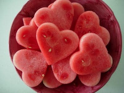 Watermelon hearts, so cute! :D Watermelon Facts, Heart Watermelon, Valentine Food, Watermelon Heart, Cocktail Hour Food, National Watermelon Day, Heart Pizza, Desert Drinks, Watermelon Day