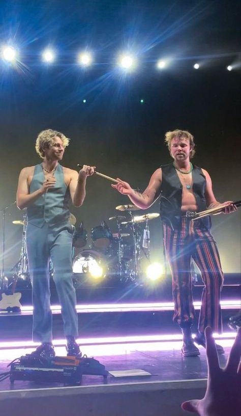 hourly luke hemmings. on Twitter: "https://t.co/Prv2AcJVZn" / Twitter 5sos Concert Outfit, 5sos Outfits, Luke And Ashton, 5sos Ashton, 5sos Concert, Punk Rock Princess, Get Off My Lawn, 5sos Luke, 5sos Pictures