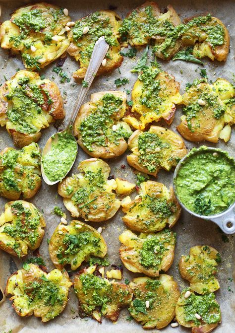 Crispy Smashed Potatoes, Gluten Free Appetizers, Minimalist Baker, Smashed Potatoes, Pesto Recipe, Baked Potatoes, Idee Pasto Sano, Roasted Potatoes, Potato Recipes