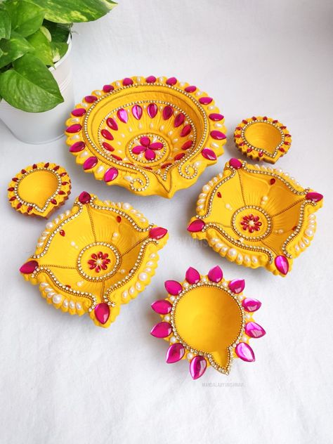 Diwali Special Decoration Ideas, Decorated Diyas For Diwali, Big Diya Painting, Diy Diya Decoration Ideas Creative, Big Diya Decoration Ideas, Diya Making Ideas For Diwali, Diya Pic, Diya Decoration Ideas Diwali Unique, Diya Decoration Ideas Creative