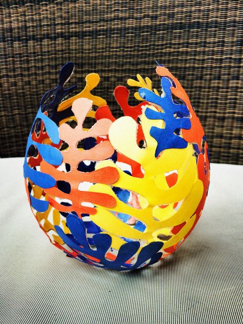 Paper-maché funny shapes to a balloon, then pop the balloon in the morning. | 19 Impossibly Cool Crafts That Will Blow Your Kids' Minds معرض فني, Paper Mache Projects, 5th Grade Art, Antony Gormley, Sculpture Projects, Elementary Art Projects, Matisse Art, School Art Projects, Art Lessons Elementary