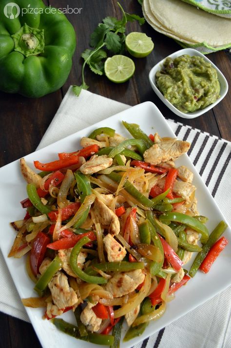 Cómo hacer fajitas de pollo www.pizcadesabor.com Plats Healthy, Lunch Food, Pepper Chicken, Makanan Diet, Healthy Food Motivation, Healthy Lifestyle Food, Idee Pasto Sano, Healthy Meal Prep, Healthy Snacks Recipes