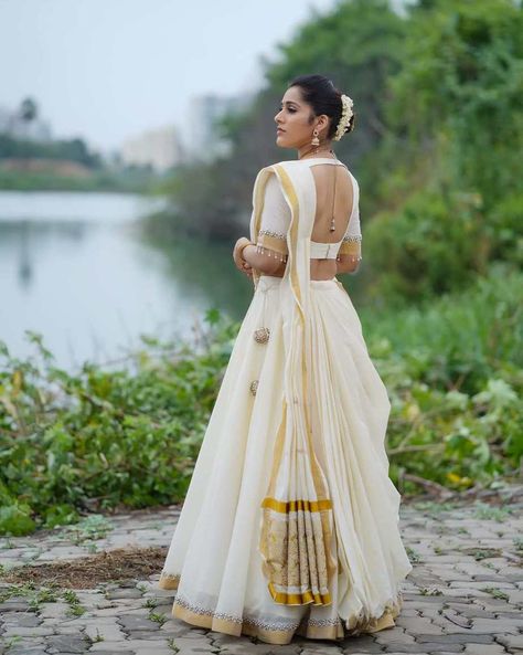 Rashmi Gautam in a kasavu lehnga by Starry dreams 2 Kasavu Half Saree, Half Saree Designs Simple, Kerala Dress, Alternative Fashion Grunge, Long Skirt Top Designs, Onam Outfits, Rashmi Gautam, Long Skirt And Top, White Skirt Outfits