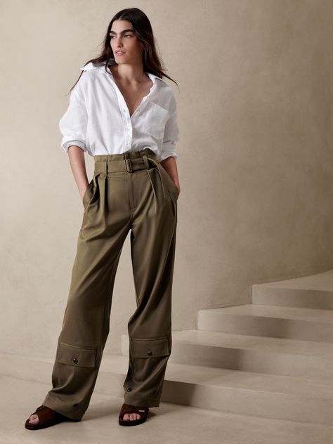 A fresh take on the classic cargo pant, this vintage-inspired pair adds a paperbag style waistband and double-pleated front, crafted in a textured blend of warm wool and all-season cotton.  SUPER HIGH + STRAIGHT FIT: Ultra high rise.  Cut straight th Safari Outfit Women, Banana Republic Outfits, Berlin Fashion Street, Safari Outfit, Masculine Style, Safari Style, Utility Pants, Banana Republic Women, 50 Fashion