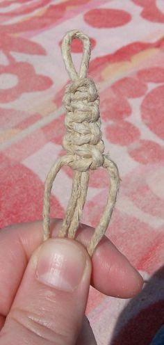 Making hemp necklaces Hemp Bracelet Diy, Hemp Bracelet Patterns, Ankle Bracelets Diy, Hemp Jewelry, Hemp Necklace, Polymer Beads, Hemp Bracelets, Jewerly Making, Macrame Knots