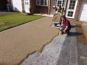 Driveway Ideas Cheap, Paving Diy, Driveway Resurfacing, Driveway Materials, Permeable Driveway, Resin Bound Driveways, Diy Driveway, Resin Driveway, Driveway Repair