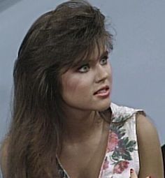 Kelly Kapowski Hair, 80s Short Hair Women, 80s Brunette, Bangs 80s, 80s Short Hair, Tiffany Thiessen, Amber Taylor, Brunette Inspiration, Dustin Diamond