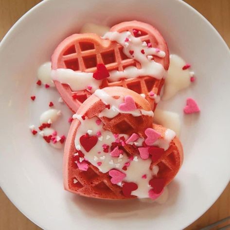 Heart Waffles, Breakfast Recipe Ideas, Waffle Pops, Christmas Breakfast Ideas, Valentines Breakfast, Christmas Breakfast Recipe, Iconic Christmas, Waffle Bar, Valentine Desserts