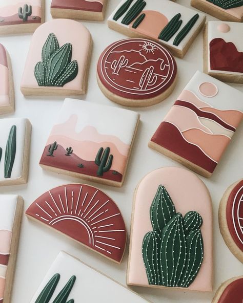 Cactus Royal Icing Cookies, Circle Birthday Cookies, Boho Cookie Designs, Royal Icing Cookies Designs Circle, Western Themed Cookies Decorated, Halloween Custom Cookies, Cute Cookie Designs, Modern Cookies Decorated, Custom Decorated Cookies