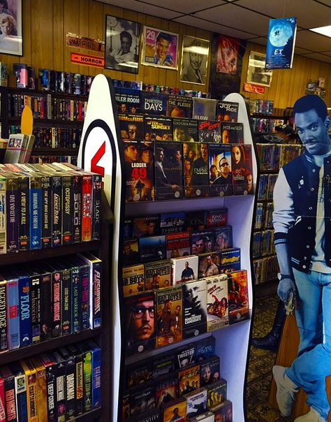 Video Store Aesthetic 90s, Vhs Room, Video Store Aesthetic, Haunted Arcade, 80s Nerd, Retro Room Ideas, Movie Theater Aesthetic, 80s Interior Design, Hollywood Video