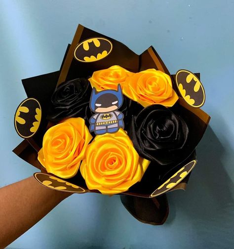 Batman Flowers, Batman Ribbon Bouquet, Batman Crafts For Boyfriend, Batman Bouquet, Batman Eternal Rose Bouquet, Batman Gift Ideas, Batman Crochet Bouquet, Batman Presents For Him, Batman Gifts For Boyfriend