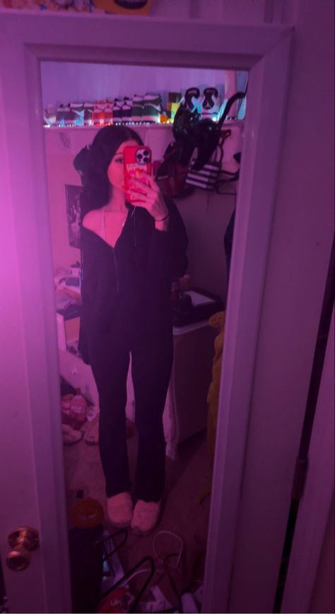 Black Flared Sweatpants Outfit, Black Zip Up Jacket Outfit, Flare Leggings Outfit Black Women, Comfy Black Outfits, Mirror Selfie Curly Hair, Flare Sweatpants Outfit, Black Flare Leggings Outfit, Selfie Curly Hair, Black Flared Leggings Outfit