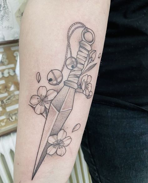 Kunai tattoo Naruto Bells Tattoo, Naruto Flower Tattoo, Naruto Knife Tattoo, Kunai Tattoo Design, Japanese Knife Tattoo Ideas, Kunai Tattoo, Naruto Kunai Tattoo, Kuni Knife Tattoo Naruto, Anime Swords Ideas Tattoo