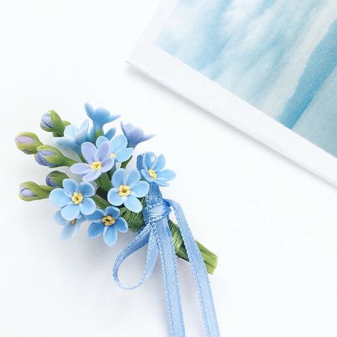 Make a sunflower/forget-me-not boutonniere Forget Me Not Boutonniere, Diy Forget Me Not Flowers, Bouquet Forget Me Not, Wedding Flowers Forget Me Nots, Polymer Clay Forget Me Not, Blue Boutonniere, Rustic Boutonniere, Blue Wedding Flowers, Hybrid Tea Roses