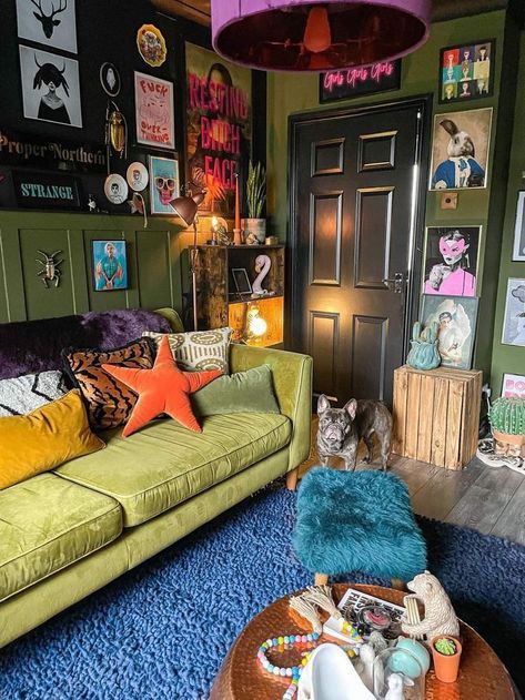 80s Vintage Living Room, Couples Decor Ideas, Indie Aesthetic Living Room, Eclectic House Interior, Funky Nyc Apartment, Room Inspo Eclectic, 70s Inspired House Decor, Maximalism Organization, Small Apartment Decorating Maximalist