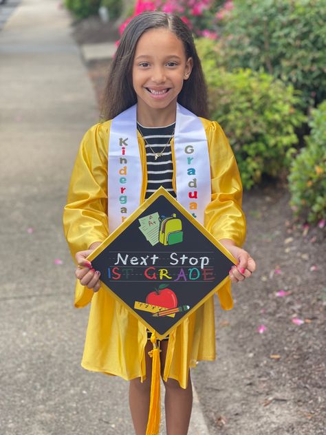 Kids Graduation Photoshoot Ideas, Preschool Grad Photo Ideas, Graduation Photos Kindergarten, Kindergarten Graduation Ideas Pictures, Graduation Photoshoot Kindergarten, Preschool Graduation Pictures, Kinder Graduation Pictures, Kinder Grad Photoshoot, Kindergarten Cap And Gown