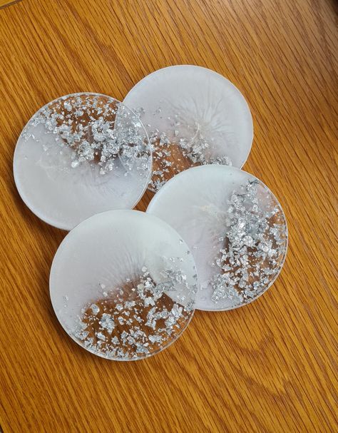 Beautiful white and silver foil coasters #resincoasters #resincrafting Resin Coasters For Wedding, Transparent Resin Coaster, Winter Resin Coasters, Christmas Resin Gifts, Coasters Resin Art, Winter Resin Ideas, Epoxy Resin Coasters Diy, Resin Christmas Coasters, Epoxy Coaster Ideas