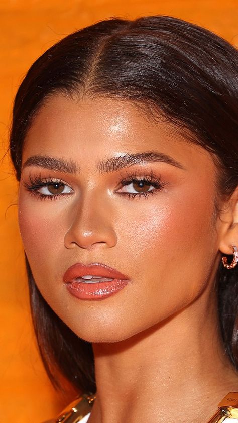 Zendaya Make Up Looks, Zendaya Makeup Looks Red Carpets, Light No Makeup Makeup Look, Zendaya Makeup Natural, Zendaya Glam, Zendaya Eye Makeup, Deep Autumn Celebrities, Zendaya Makeup Looks, Cinnamon Makeup