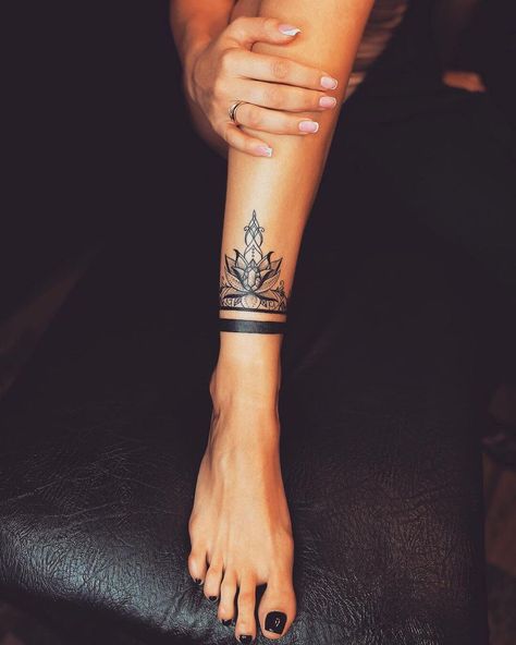 101 Best Bracelet Tattoo For Women Ideas That Will Blow Your Mind! 8 Outsons Armband Tattoo Frau, Ankle Cuff Tattoo, Tattoo For Women Ideas, Anklet Tattoos For Women, Ankle Band Tattoo, Wrist Band Tattoo, Wrist Bracelet Tattoo, Wrist Tattoo Cover Up, Cuff Tattoo