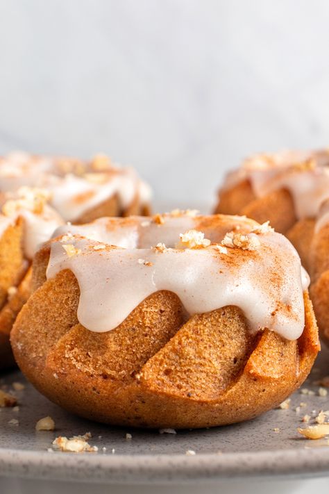 closeup of glazed pumpkin bundt cake. Individual Pumpkin Desserts, Fall Desserts Cake, Cakes For Fall, Thanksgiving Desserts Bars, Pumpkin Bundt Cake Recipes, Pumpkin Cakes, Sweet Glaze, Pumpkin Bundt Cake, Dessert Cakes