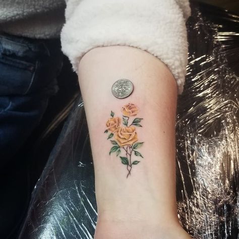 Yellow Rose Tattoo Small Memorial, Dainty Yellow Rose Tattoo, Yellow Rose Bouquet Tattoo, Simple Rose Bouquet Tattoo, Yellow Rose Tattoo Memorial Mom, Simple Yellow Rose Tattoo, Tattoos Rose Hand, Rose Tattoo Female, Rose Tattoos For Guys