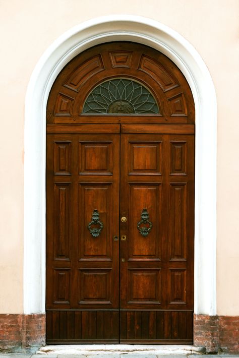 gorgeous! Spanish Double Doors, House Doors Front Entrance, Traditional Door Design, Wooden Double Front Doors, Beautiful Home Exterior, Fromt Doors, Double Door Entryway, Large Entryway, Front Door Lighting