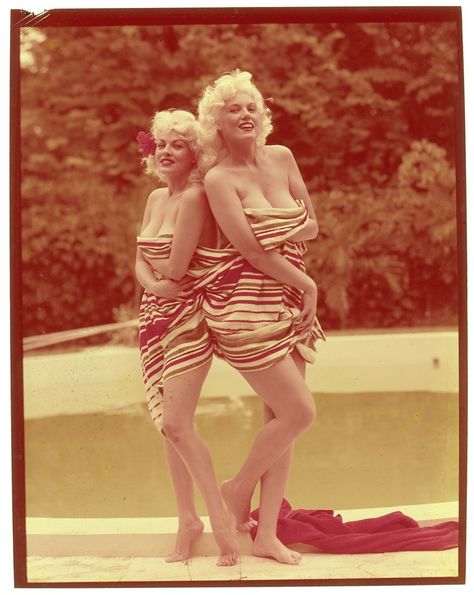 Maria Stinger (l) w/ Bunny Yeager ® 4X5 Camera Transparency Photo by Bunny Yeager c.1950′s/’60′s – @digitvintage sur Tumblr Bunny Yeager, Girls Together, Bettie Page, Vintage Pin Up, Stinger, Vintage Pinup, Vintage Photographs, Marilyn Monroe, Pin Up