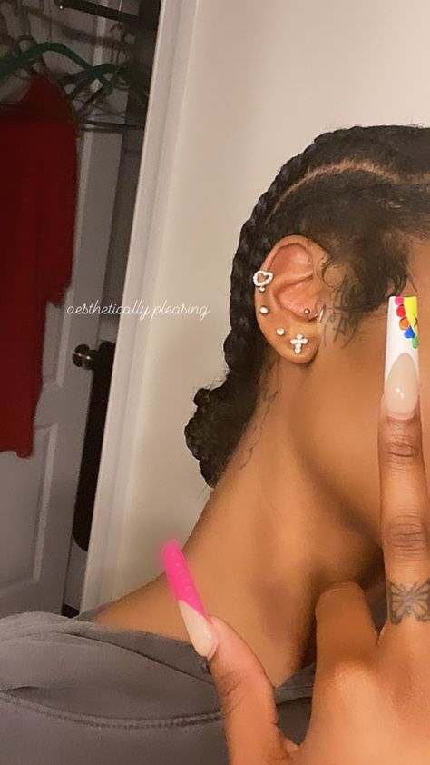 Pretty Ear Piercings Black Women, Nose Piercing Ideas Black Women, Ear Stack Black Woman, Eat Piercings Ideas Black Women, Cartilage Piercing Black Women, Multiple Ear Piercings Black Woman, Daith Piercing Black Women, Piercings Ear Black Women, Ear Piercings On Black Women