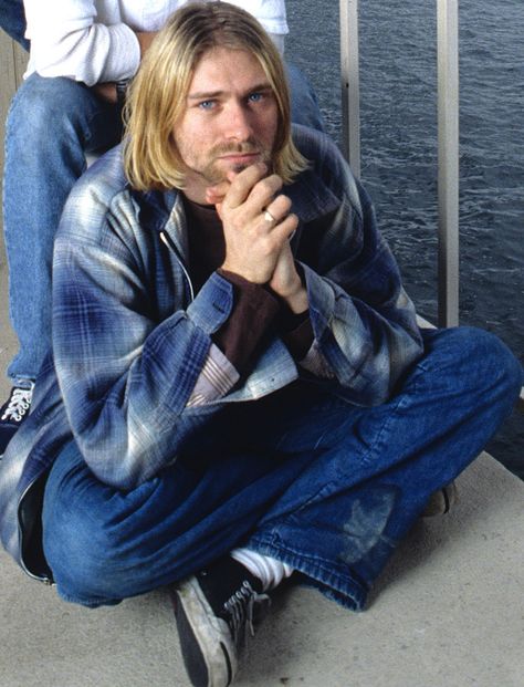 youremyvitamins:April 5, 1994 - It is believed that Kurt Cobain died on this day. His body would be discovered three days later, April 8. The last thing he was listening to was REM’s ‘Automatic For The People’. Kurt Cobain Outfit, Kurt Cobain Photos, Kurt And Courtney, Donald Cobain, Krist Novoselić, Nirvana Kurt Cobain, Nirvana Kurt, Foo Fighters, Instagrammer