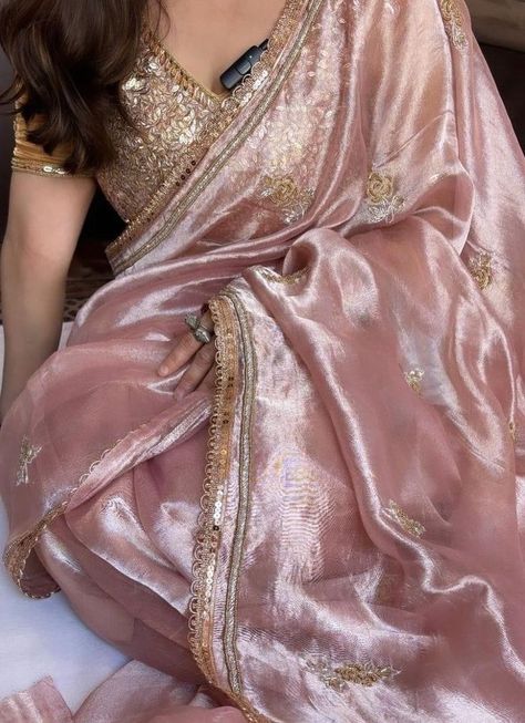 Jimmy Choo Saree, Pink Jimmy Choo, Mehandi Outfit, Sparkly Outfits, Mehendi Outfits, Simple Saree Designs, Indian Sari Dress, Fancy Sarees Party Wear, Traditional Indian Dress