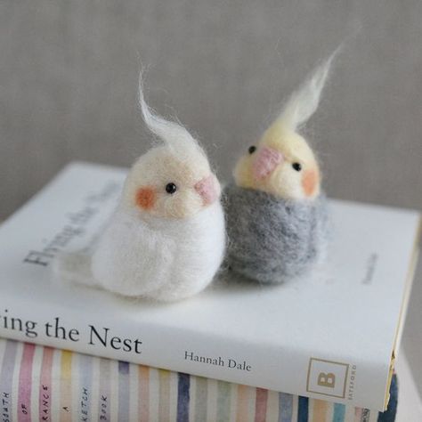 Cute Things To Needle Felt, Needle Felting Inspiration, Cute Needle Felted Animals, Needle Felt Bird, Needle Felted Animals Easy, Felt Art Projects, Cute Needle Felting Ideas, Needle Felting Cute, Felting Birds