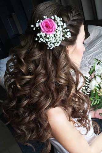 Unforgettable Wedding Hairstyles With Flowers ★ See more: https://www.weddingforward.com/wedding-hairstyles-with-flowers/7 Orchid Varmala, Flower Hairstyles Indian, Indian Hairdo, Wedding Hair With Flowers, Wedding Hairstyles With Flowers, Hair With Flowers, Teddy Cake, Hairstyles With Flowers, Engagement Hairstyles