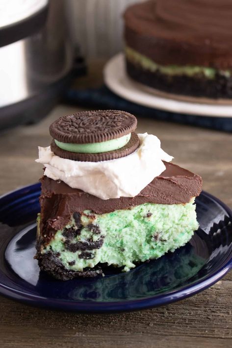 Instant Pot Mint Chip Oreo Cheesecake Cheesecake Oreo Crust, Mint Oreo Cheesecake, Cheesecake Factory Pumpkin Cheesecake, Cheesecake Instant Pot, Cheesecake Mixture, Instant Pot Cheesecake, Strawberry French Toast, Frosting Buttercream, Cheesecake Frosting