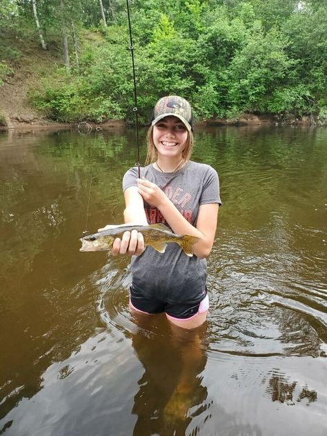 Funny Hunting Pics, Female Angler, Country Girl Aesthetic, Fishing Girl, Girls Fishing, Country Girl Life, Country Vibes, Fishing Photos