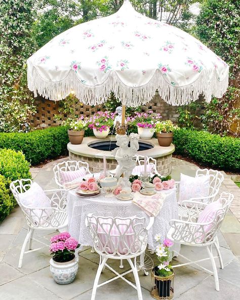 Pink Garden Furniture, Shabby Chic Backyard, Pink Backyard, Shabby Chic Veranda, Pretty Backyard, Shabby Chic Patio, Vintage Backyard, Muebles Shabby Chic, Shabby Chic Porch